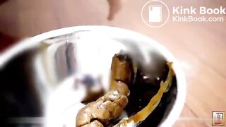 Gorgeous model flashes her large turd