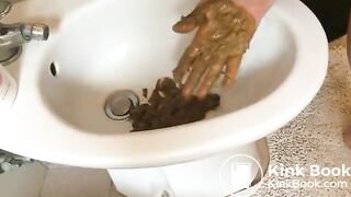 pierced pussy bbw shits in her hand