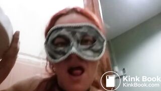 Den geilen Kachschwanz würden wir gern saugen während wir ihr auf die Titten scheissen