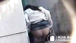 Stop the coach! Girl needs to shit!