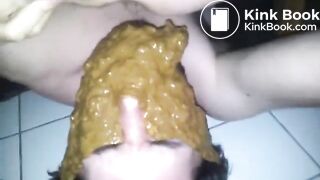 Girlfriend gives to her boy a diarrhea on his face