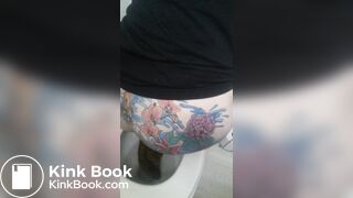 Tatoed woman take a big dump
