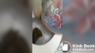 Tatoed woman take a big dump