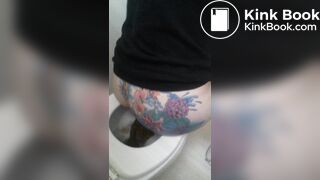 Tatoed woman take a big dump