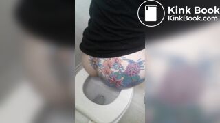 Tatoed woman take a big dump