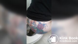 Tatoed woman take a big dump