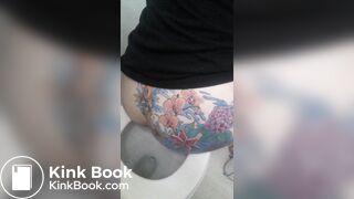 Tatoed woman take a big dump
