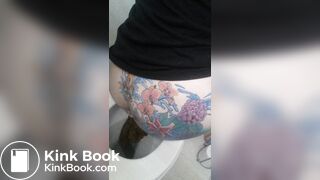 Tatoed woman take a big dump