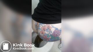 Tatoed woman take a big dump