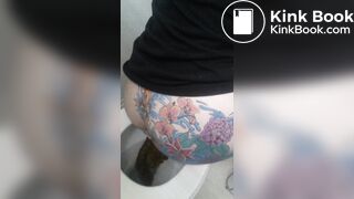 Tatoed woman take a big dump