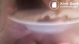 She shits on the plate and eating it