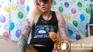 Solo girl entertaining with scat