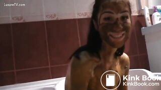 Amateur beautiful Melissa shitting and smearing