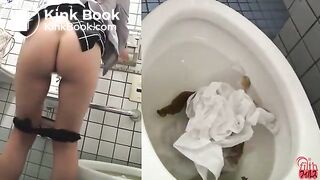 japeneses girls in toilet