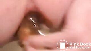 Girl puts dildo in pooping ass