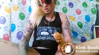 Pissen, scheißen, kotzen. Die Sau ist ein Traum!