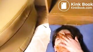 slp Marina shit jean shorts and smears her face and ass