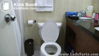 Sexy Milf takes a shit!