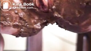 Hot amateur girl playing with her fresh shit