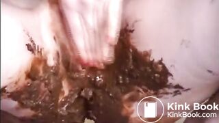 Hot amateur girl playing with her fresh shit