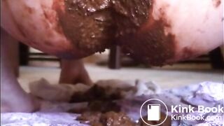 Hot amateur girl playing with her fresh shit