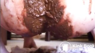 Hot amateur girl playing with her fresh shit