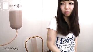 Japangirl muss Ihren eigenen Einlauf schlucken