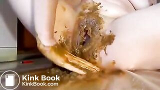 Frau fickt ihre vollgekackte Fotze mit Banane