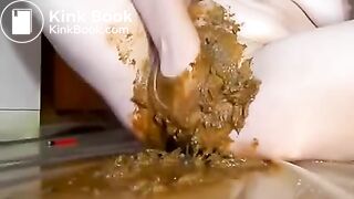 Frau fickt ihre vollgekackte Fotze mit Banane