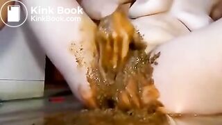 Frau fickt ihre vollgekackte Fotze mit Banane