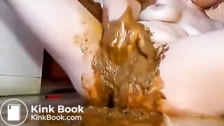 Frau fickt ihre vollgekackte Fotze mit Banane