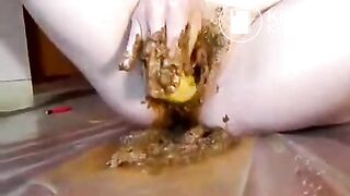 Frau fickt ihre vollgekackte Fotze mit Banane