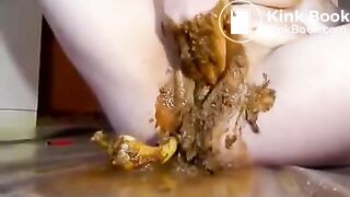 Frau fickt ihre vollgekackte Fotze mit Banane
