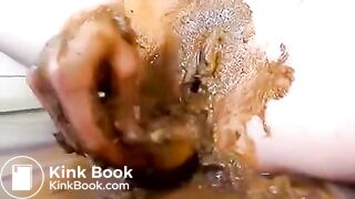 Frau fickt ihre vollgekackte Fotze mit Banane