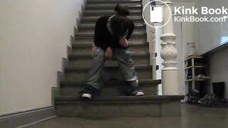 Junge Frau kackt ins Treppenhaus