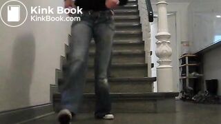 Junge Frau kackt ins Treppenhaus