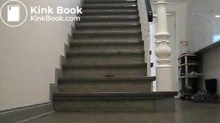 Junge Frau kackt ins Treppenhaus