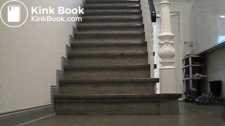 Junge Frau kackt ins Treppenhaus