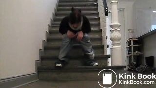 Junge Frau kackt ins Treppenhaus