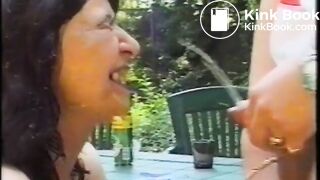 Fazendo cocô no rosto de mulher gorda