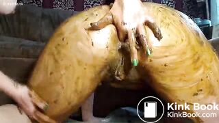2 Lesben reiben sich mit Scat ein