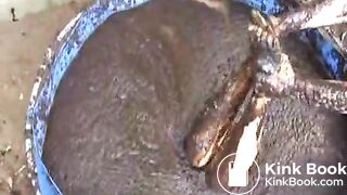 Frau wird ins Güllefass geworfen