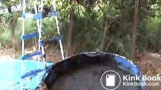 Frau wird ins Güllefass geworfen