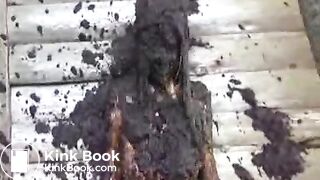 Frau wird ins Güllefass geworfen