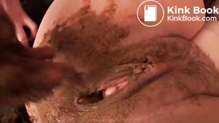 Frau bekommt Fotze mit Scheisse gestopft