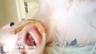 Blonde hotty is creaming herself