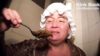 Horny mature fatty enjoying her poop