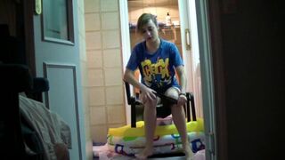 Human toilet gets face covered in shit