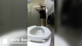 Muscle Guy Taking a Big Thick Shit