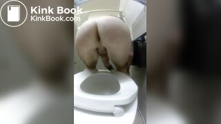 Muscle Guy Taking a Big Thick Shit